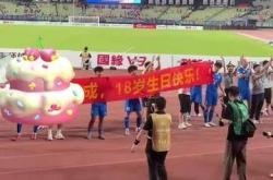 开云官网-包含现场球迷巨幅横幅抗议，纷纷喊出心声的词条