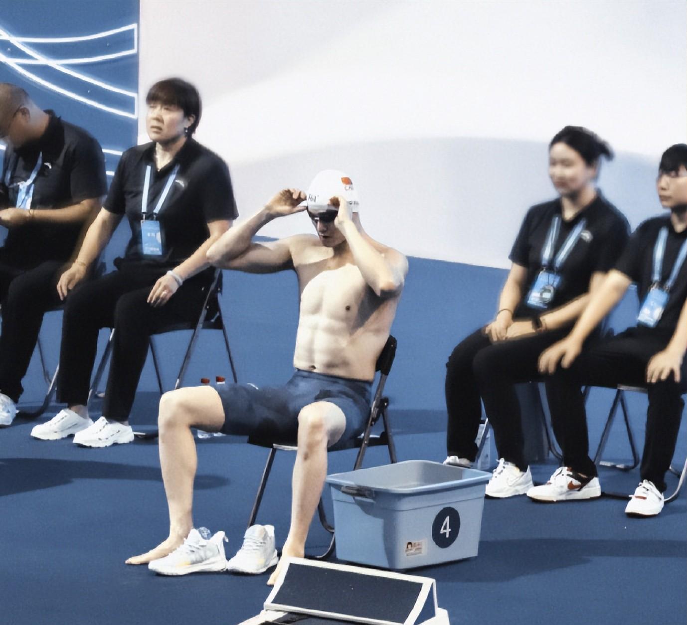 孙杨在巴黎的比赛中晋级