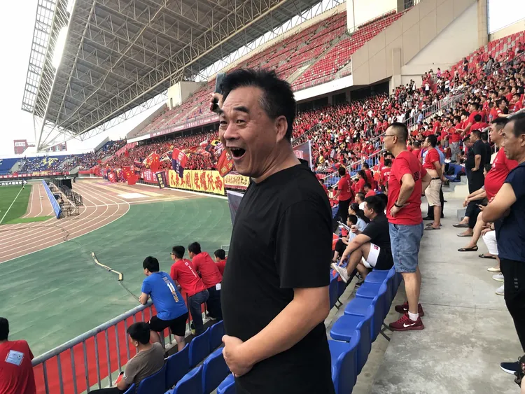 包含山东队激动迎来一场胜利，球迷沸腾欢呼的词条