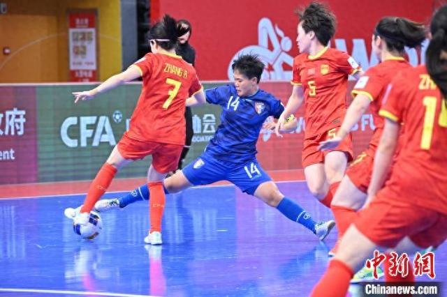 亚洲女子足球比赛中，中国队表现出色