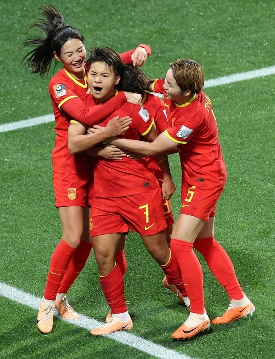包含中国女足球员实力突出，领跑联赛的词条