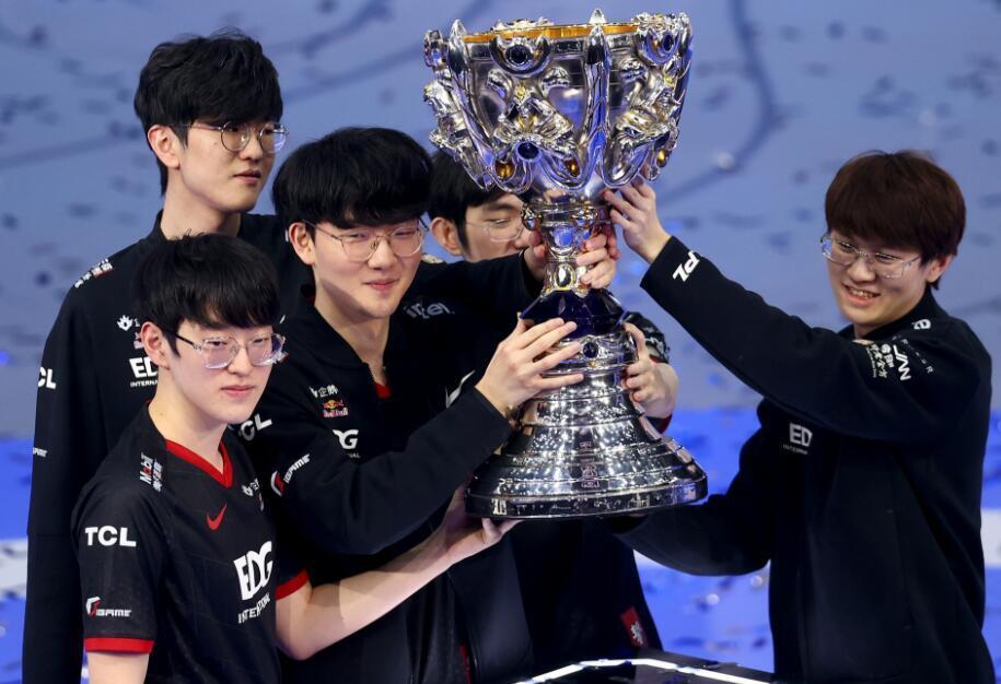 FPX绝杀EDG，Scout操刀奇招英雄翻盘小组赛2:0（釜山）