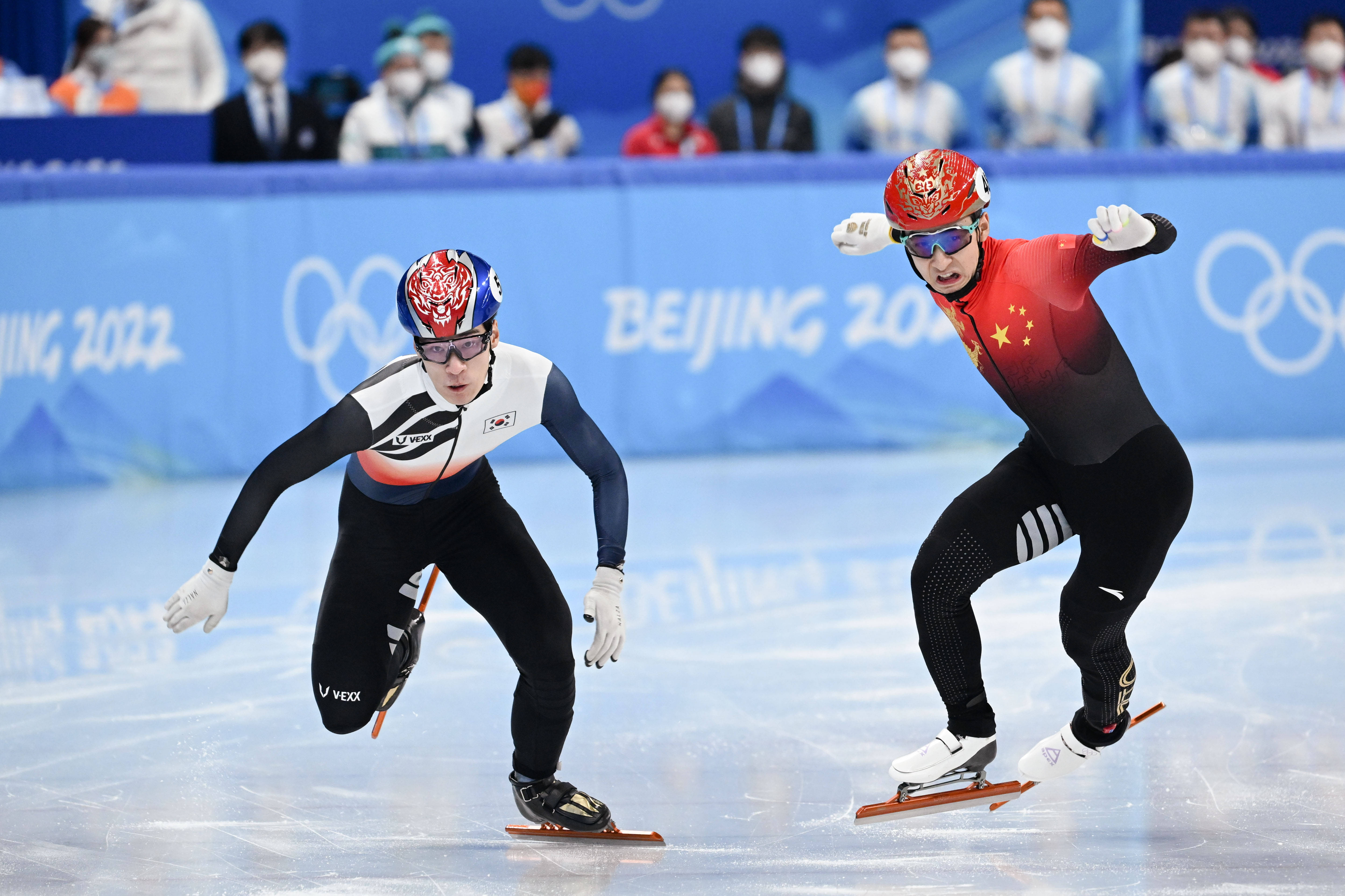 包含土耳其选手勇夺冠军，男子短道速滑英姿飒爽的词条